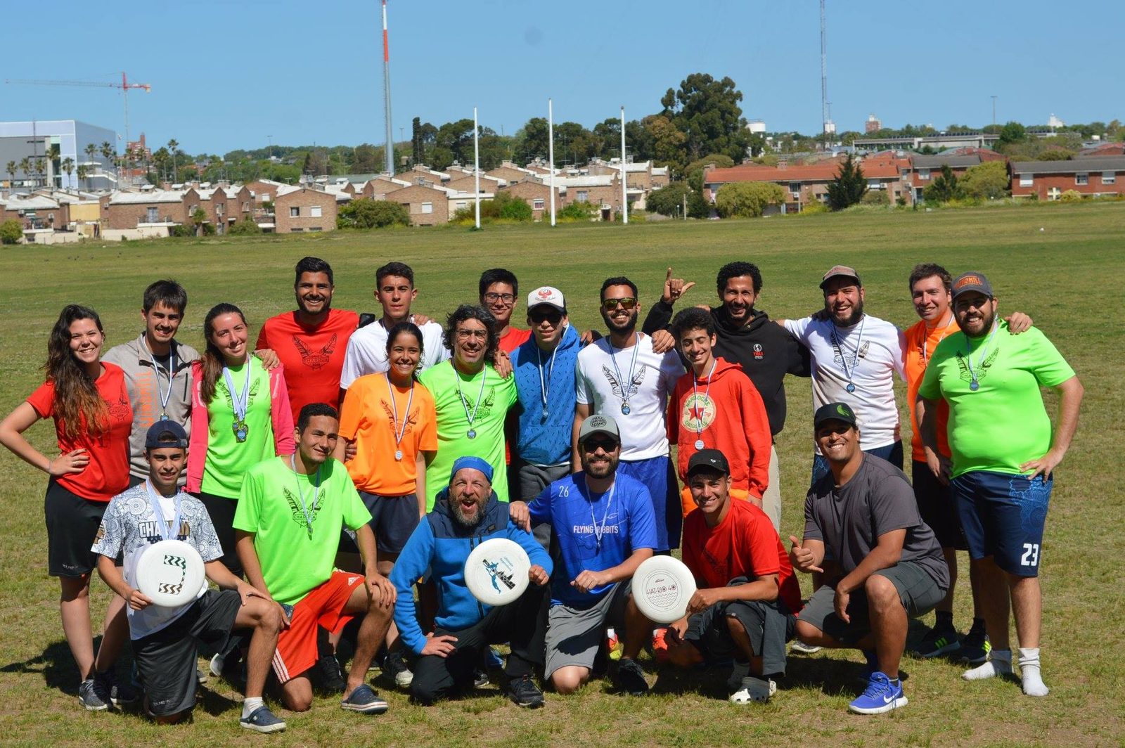 Plantel del Hat Charrúa 2018 posando con medallas y discos en la cancha