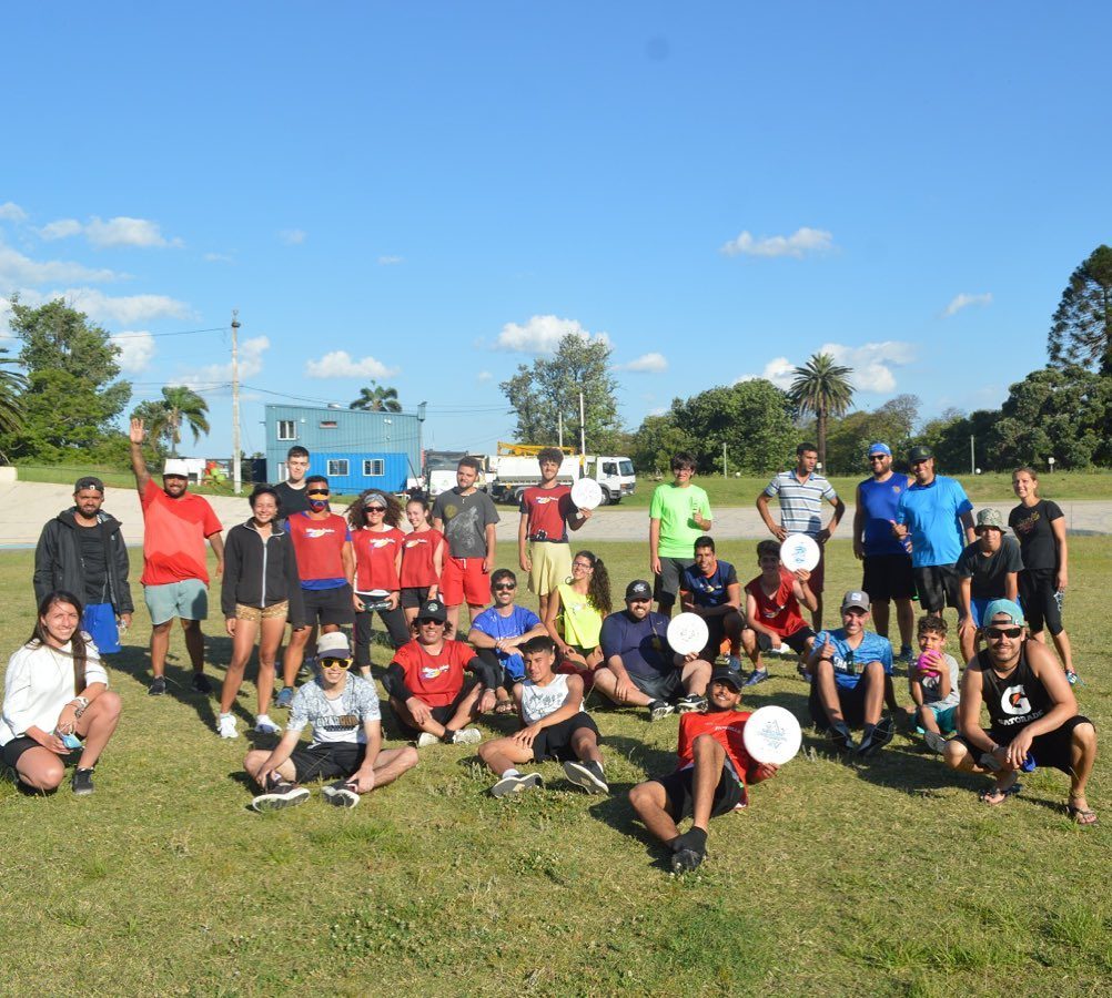 Jugadores del Hat Charrúa 2020 reunidos en la cancha para la foto del décimo aniversario