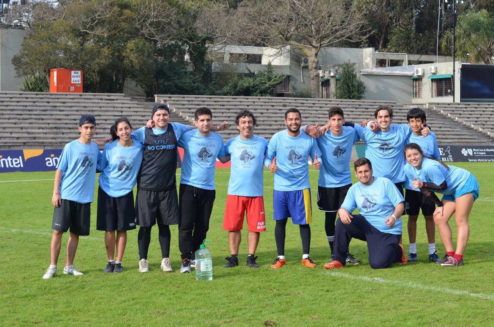 Equipo del Hat Charrúa posando junto con remeras celestes del torneo